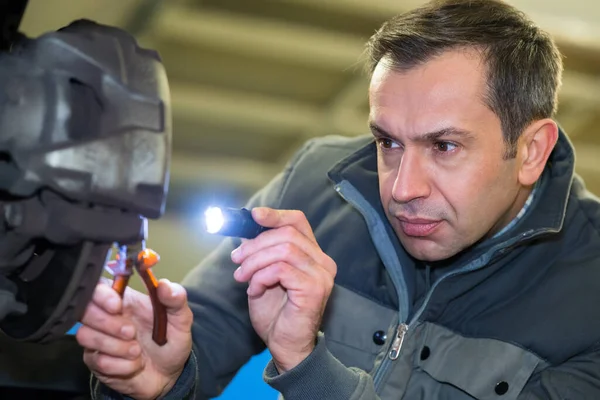 Mechanic Examining Car Torch Repair Garage — Stock Photo, Image