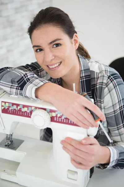 Woman Leaning Sewing Machine Holding Screwdriver — Stock Photo, Image