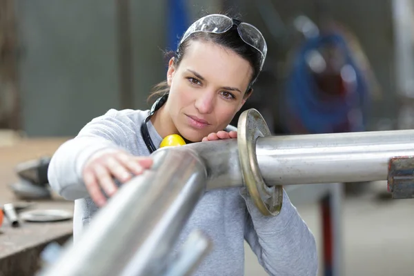 Młoda Kobieta Inżynier Przemysłowy Podejmowania Środków Metalowych Rur — Zdjęcie stockowe