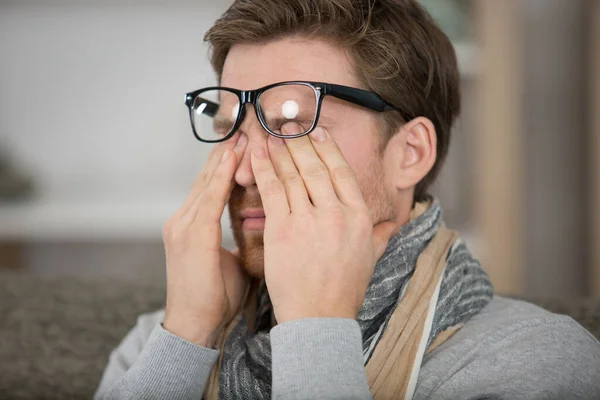 Homem Esfregando Olhos Casa Irritante Coceira — Fotografia de Stock