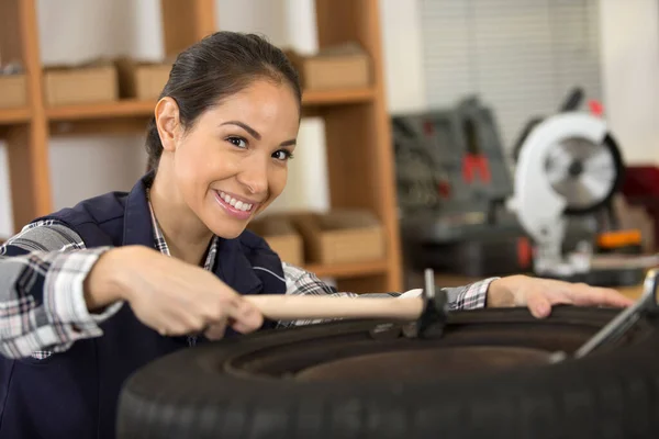 車輪のハブキャップを修理する幸せな美しい女性 — ストック写真