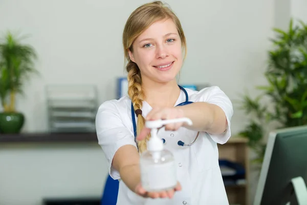 Pielęgniarka Pokazująca Mycie Rąk Szpitalu — Zdjęcie stockowe