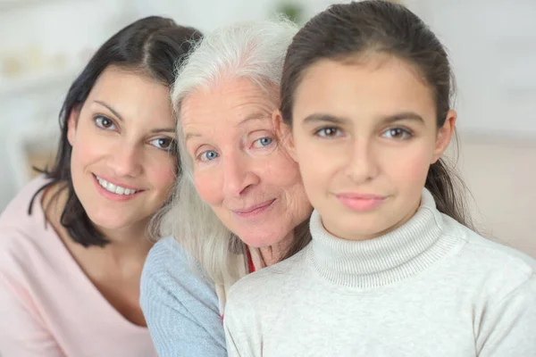 Familia Feliz Tres Generaciones Sonriendo —  Fotos de Stock
