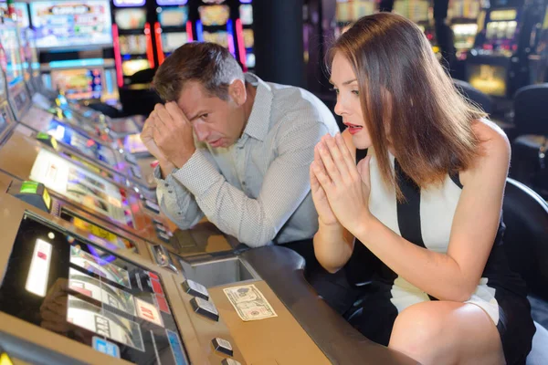 Depressed Couple Playing Arcade Machine — Stock Photo, Image