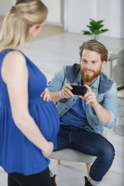 Husband Taking Photo Pregnant Wife — Stock Photo, Image