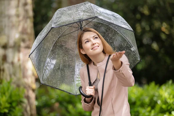 雨の日を楽しんでいる幸せな女性 — ストック写真