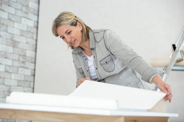 Woman Doing Repairs Apartment Wallpapering Wall — Stock Photo, Image