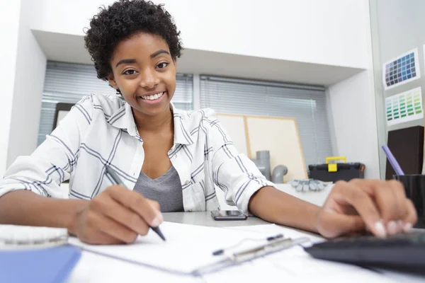 Young Woman Writing Clipboard — Stock Photo, Image