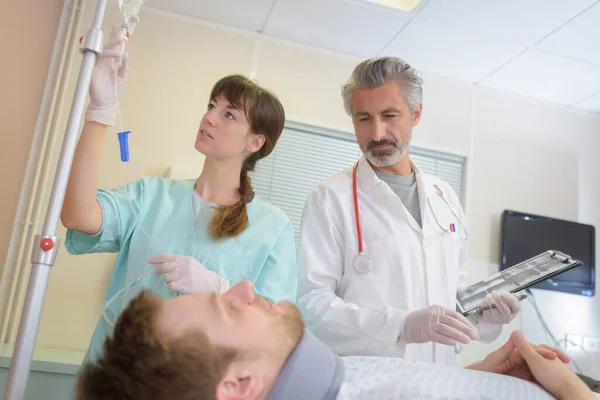 Läkare Och Sjuksköterska Pratar Med Patienten Sängen — Stockfoto
