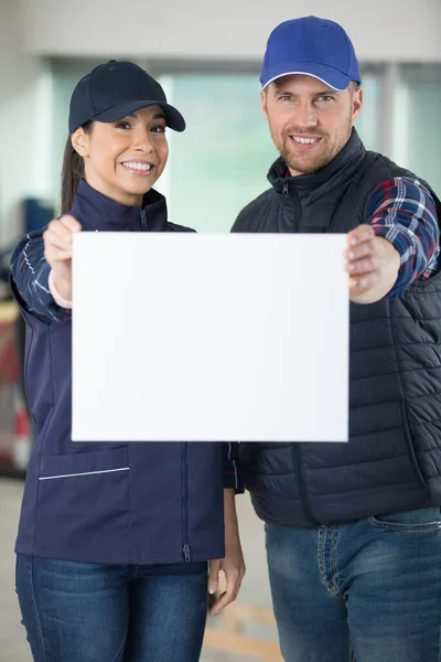 Dos Personas Sosteniendo Mostrando Una Pancarta Blanco — Foto de Stock