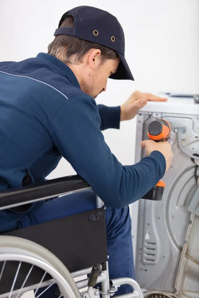 Funksjonshemmet Håndverker Som Reparerer Vaskemaskin Kjøkkenet – stockfoto