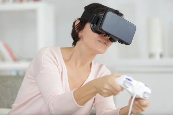 Volwassen Vrouwelijke Student Met Behulp Van Virtual Reality Headset — Stockfoto