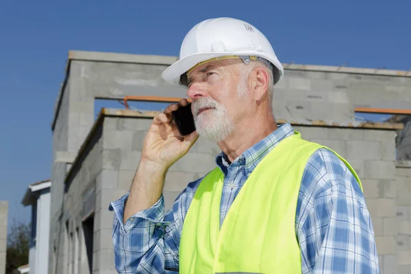 Senior Man Pomocą Smartfona Placu Budowy — Zdjęcie stockowe