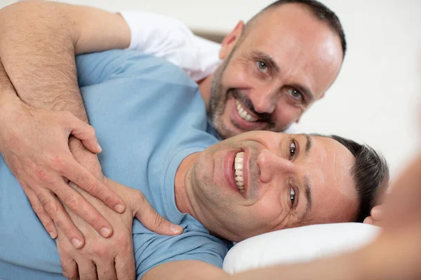 ゲイのカップルがベッドで抱きしめる — ストック写真