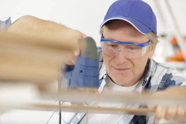 Man Cutting Wood Workshop — Stock Photo, Image