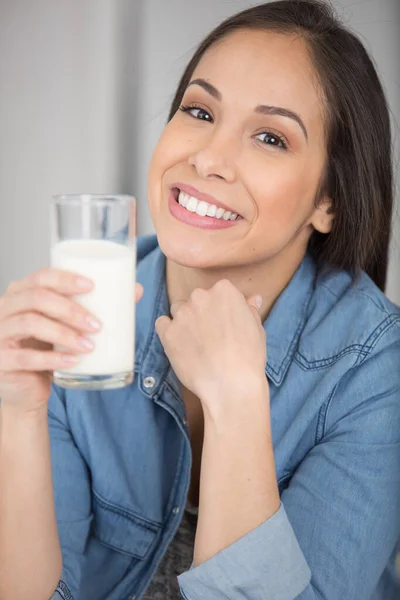Mooie Vrouw Drinken Melk Thuis — Stockfoto