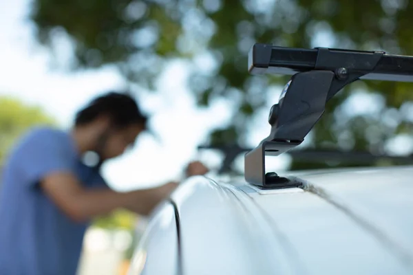 Young Man Instals Roof Rack His Car — Stock Photo, Image