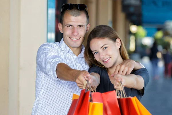 Ett Par Som Har Shoppingväskor — Stockfoto