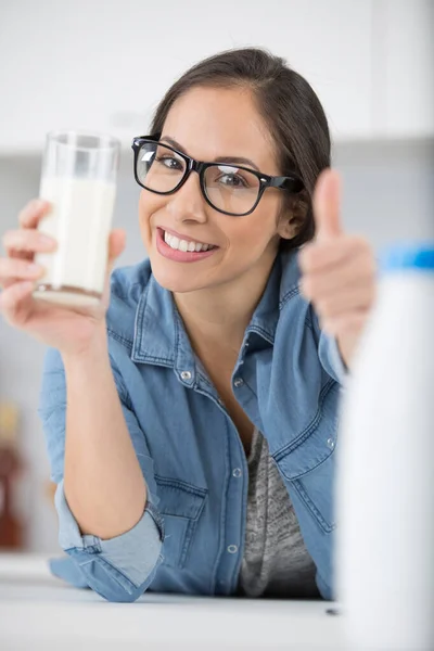 親指で幸せなミルクを飲んでいる女性 — ストック写真