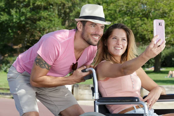 Tekerlekli Sandalyedeki Mutlu Çift Dışarıda Selfie Çekiyor — Stok fotoğraf
