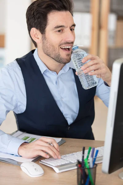 Office Worker Drinking Water Front Desktop Computer — Stock Photo, Image