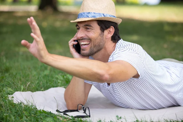 Homem Parque Telefone Acenando Para Alguém — Fotografia de Stock