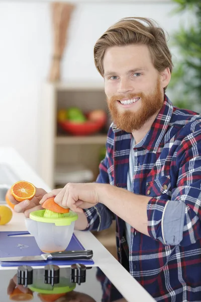 Man Kitchen Squeezing Orange — Stock Photo, Image
