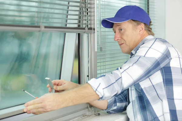 Homme Mature Avec Tournevis Travaillant Sur Fenêtre — Photo