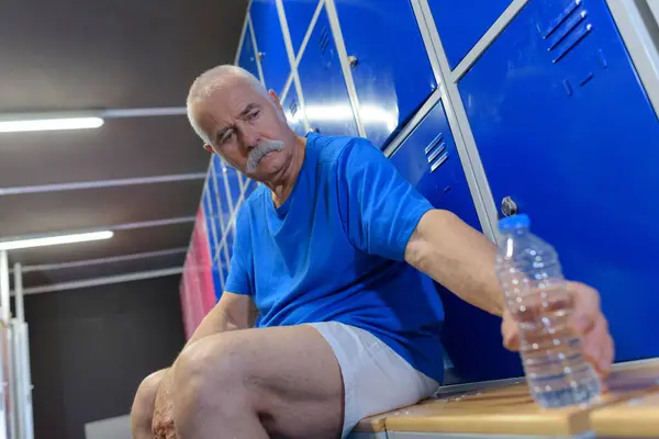 Senior Man Fitness Klubb Omklädningsrum — Stockfoto