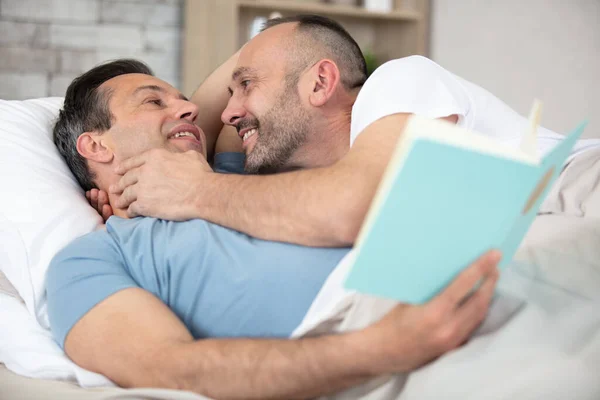Vista Lateral Relajado Gay Pareja Lectura Libro — Foto de Stock