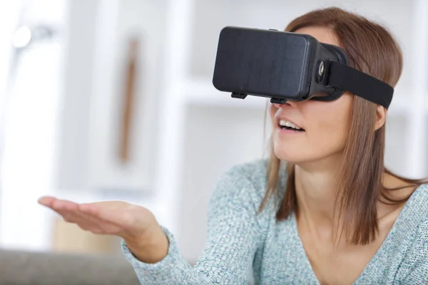 Молодая Женщина Делает Покупки Очках Виртуальной Реальности — стоковое фото