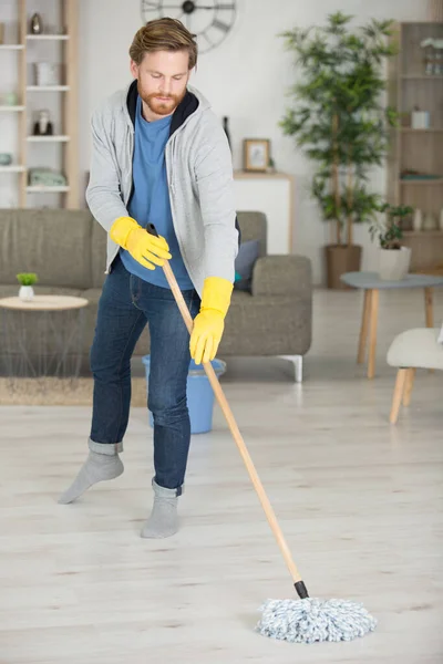 Homem Feliz Geral Com Suprimentos Fazendo Limpeza Profissional — Fotografia de Stock