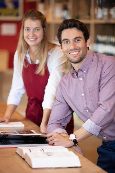 Smiling Professional Sommelier Advising Male Customer — Stock Photo, Image