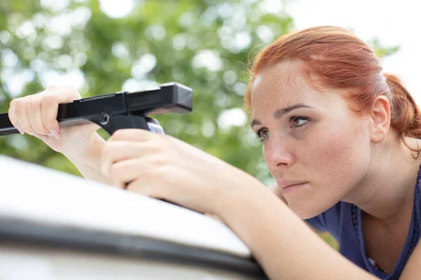 Женщина Прикрепляет Багажник Крыше Машине — стоковое фото