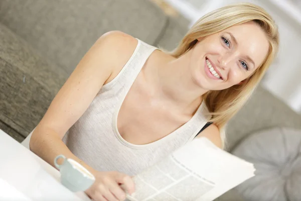 Beautiful Blond Woman Reading News Paper While Drinking Coffee — Stock Photo, Image