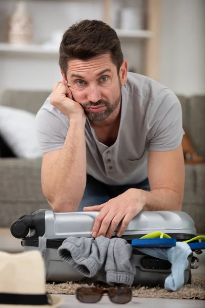 Uphappy Man Can Close His Luggage — Stock Photo, Image