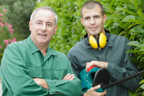 Deux Jardiniers Regardant Caméra — Photo