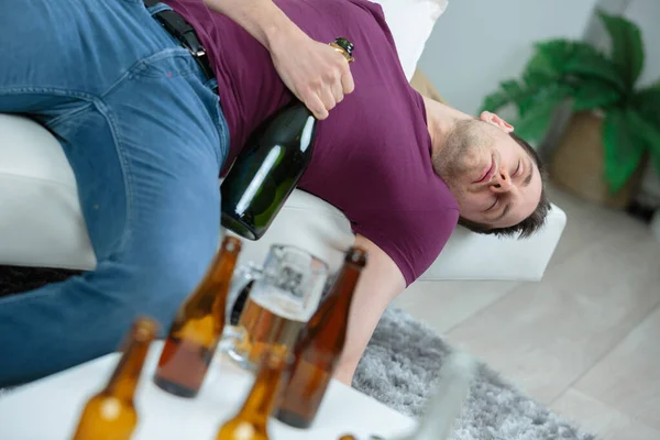 Homem Bêbado Sofá — Fotografia de Stock
