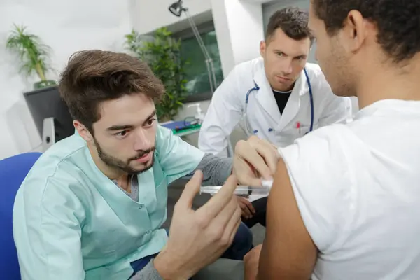 Junior Doctor Being Supervised Administering Injection — Stock Photo, Image