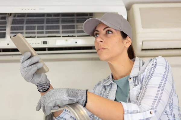 Młoda Kobieta Naprawia System Klimatyzacji Domu — Zdjęcie stockowe