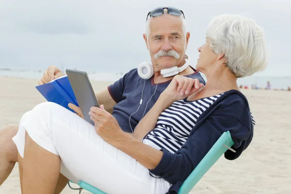 Senioren Paar Zitten Stoelen Het Strand — Stockfoto