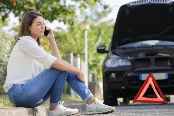 Woman Standing Broken Car Warning Triangle Sign — Stock Photo, Image