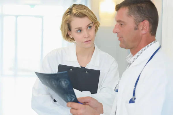 Two Doctors Making Diagnosis — Stock Photo, Image