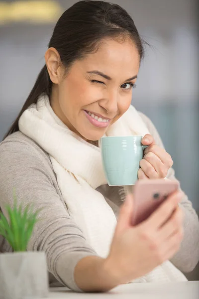 Vacker Kvinna Som Tar Selfie Med Kopp Kaffe — Stockfoto
