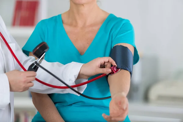 Close Teste Pressão Arterial Mulher — Fotografia de Stock