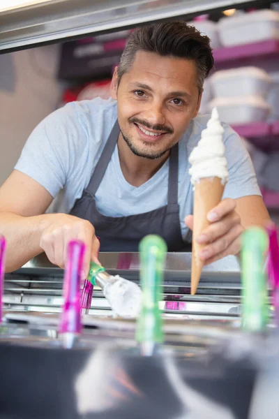 アイスクリームを保持する陽気なアイスクリームセラー — ストック写真