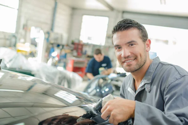 Young Mechanic Fixing Car Frame — Stock Photo, Image