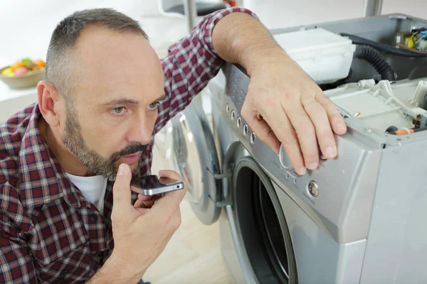 Man Funderar Tvättmaskin Problem — Stockfoto