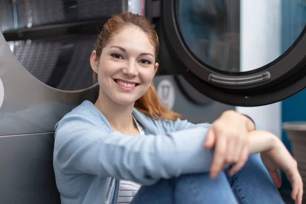 Young Woman Sitting Dryer Machines Waiting Clothes — Stock Photo, Image
