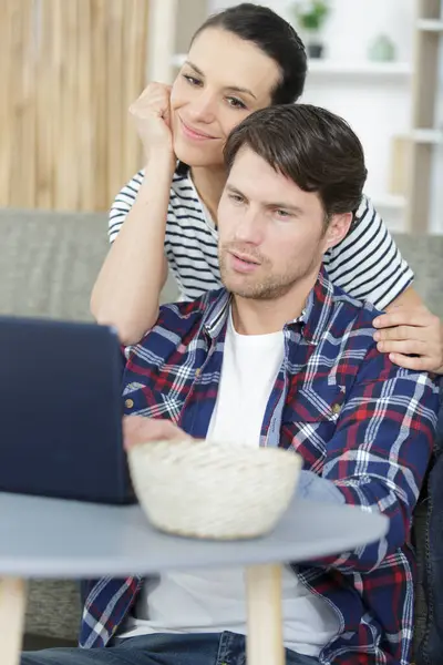 Smiling Couple Using Laptop Living Room — Stock Photo, Image